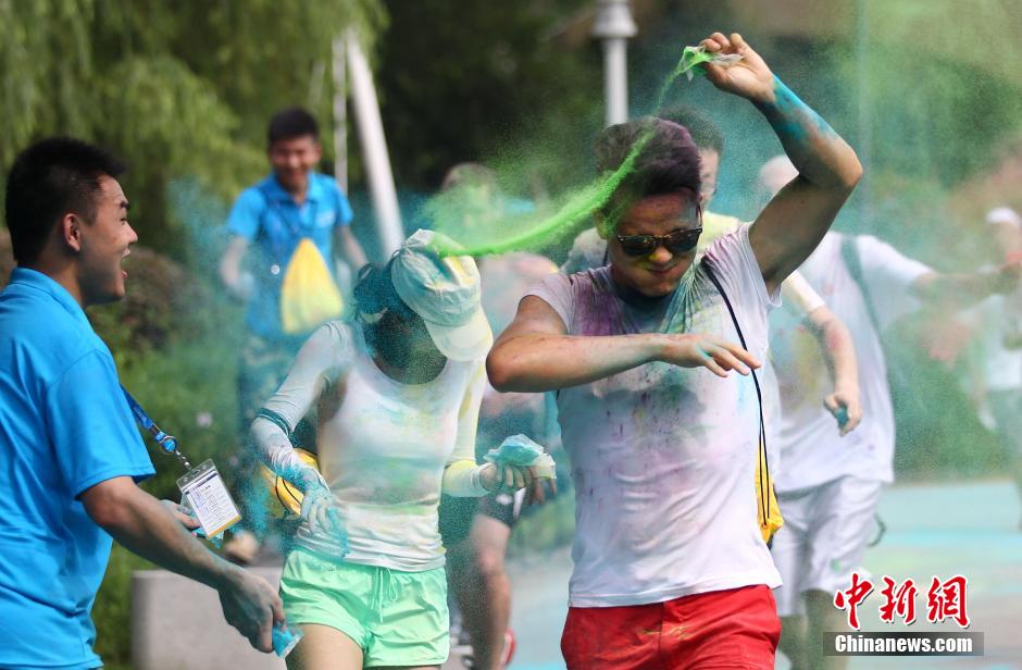 7月19日,參加彩虹跑的年輕人沖向終點(diǎn)后合影。