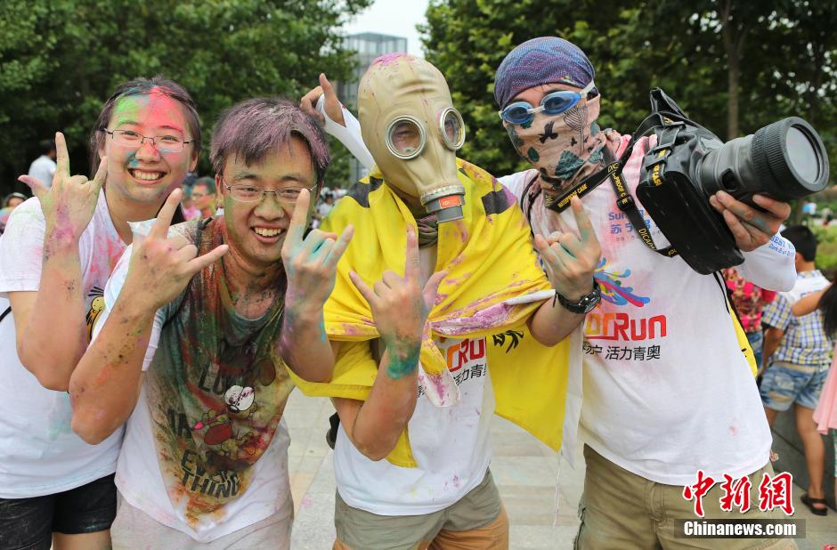7月19日,參加彩虹跑的年輕人沖向終點(diǎn)后合影。