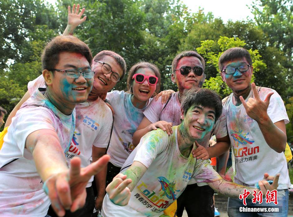 7月19日,參加彩虹跑的年輕人沖向終點(diǎn)后合影。