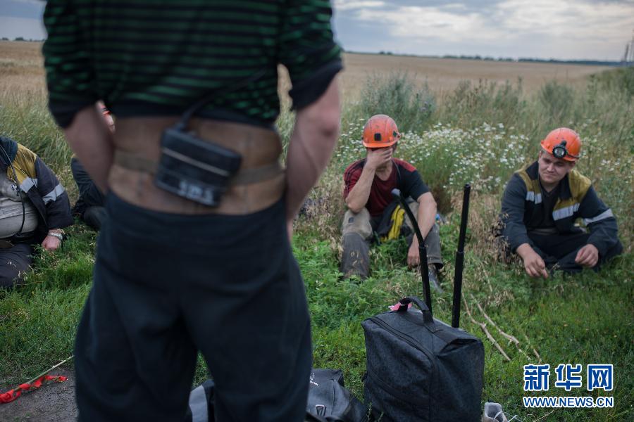 7月19日,在烏克蘭頓涅茨克州馬航MH17航班的墜毀現(xiàn)場附近,幾名礦工志愿者在休息。