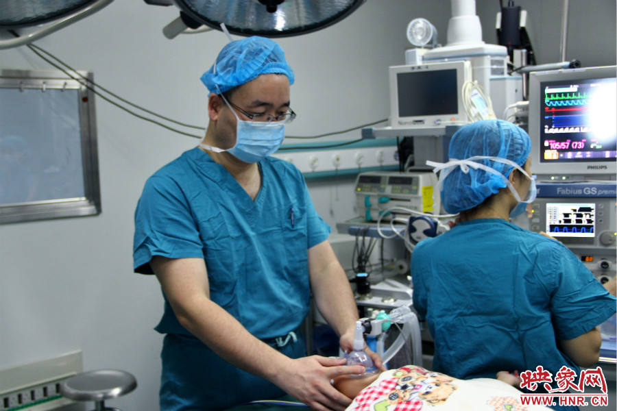 上午8點10分，小龍接受全身麻醉。