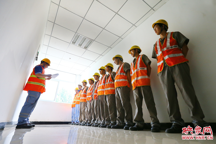 檢修前，班長(zhǎng)需要向大家提醒工作要點(diǎn)和安全事項(xiàng)