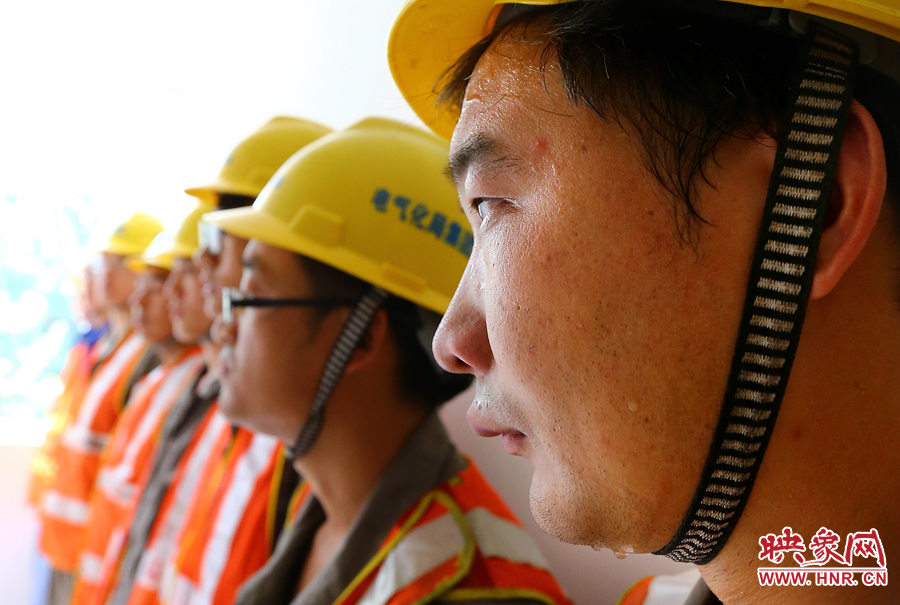 入伏的天氣里，一套工裝穿在身上，即使不動(dòng)也是滿(mǎn)頭大汗