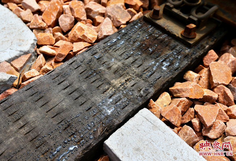 烈日的烘烤下，枕木上的瀝青已經(jīng)被曬化