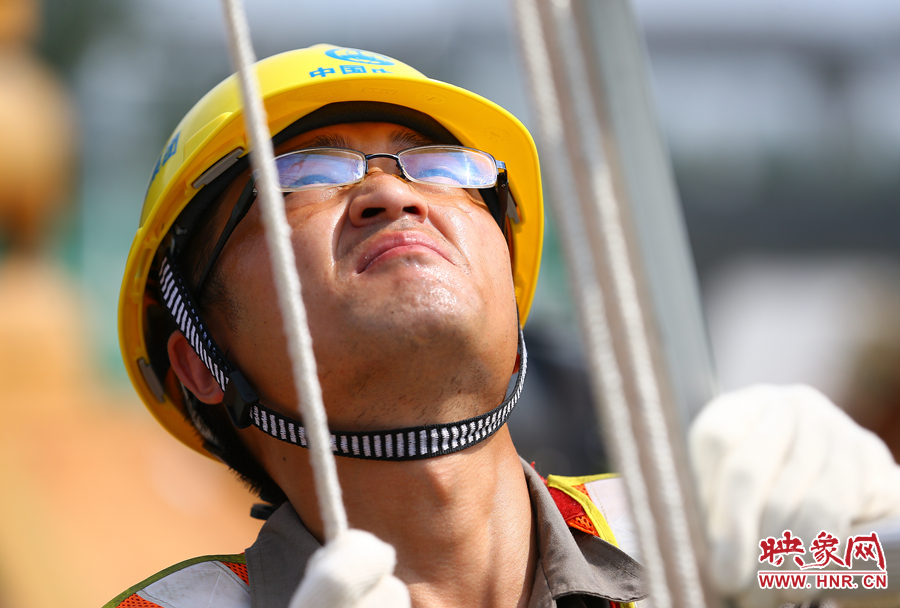酷暑下，工人師傅的每一個(gè)動(dòng)作都消耗著大量的體力