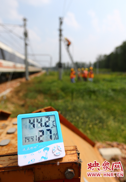 剛開(kāi)始工作20分鐘，戶(hù)外溫度已經(jīng)達(dá)到44.2℃