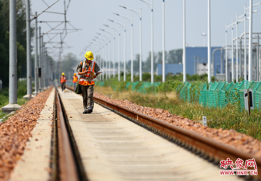 在前往下個(gè)檢修點(diǎn)的路上，還不忘查看工作單