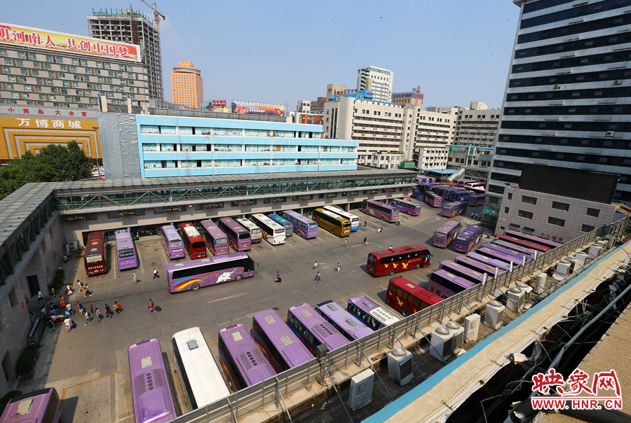 不大的停車場內，每天都有上千輛長途車需要調度員指揮協(xié)調