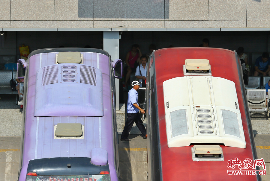 調度員的身影，在客車間不停穿梭