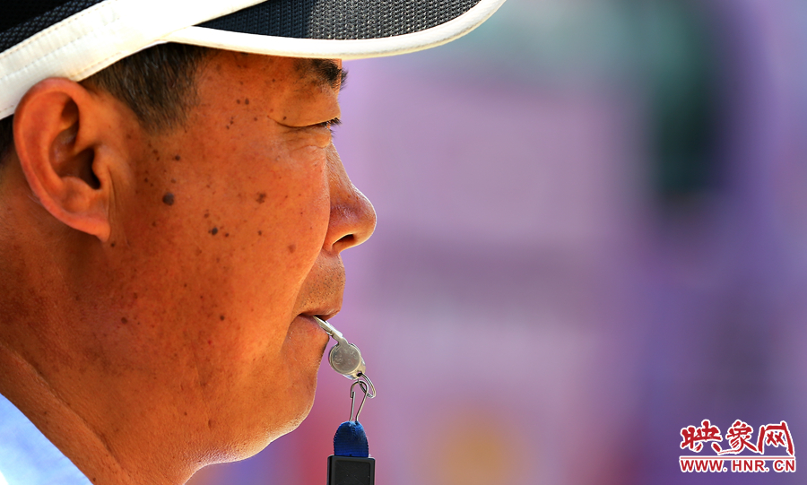 嘴中的口哨不停的響起，一個班下來口干舌燥是家常便飯