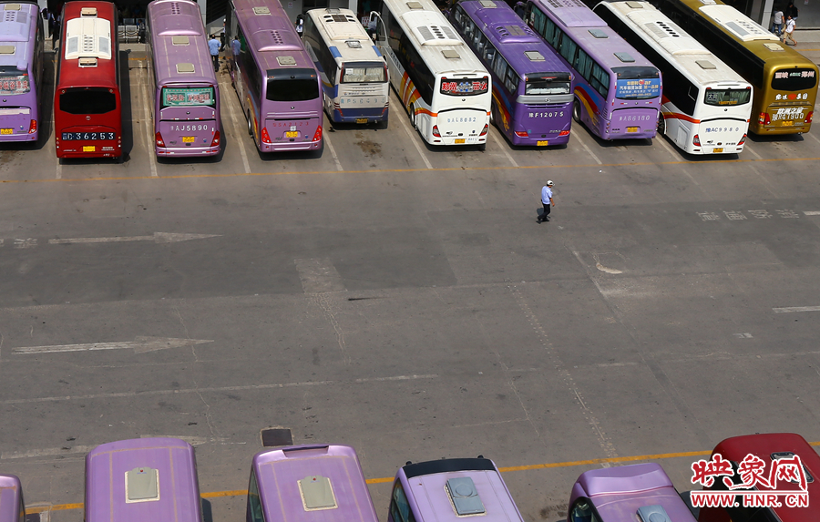 在不大的車站內，幾十輛客車不停運轉的發(fā)動機，使得場站內溫度居高不下
