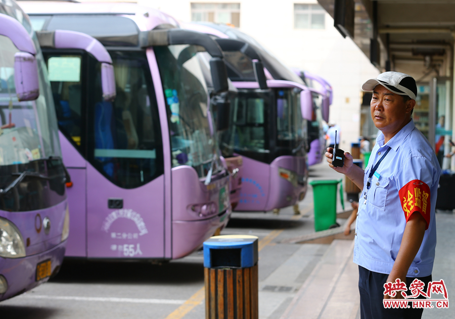 車前車后總能看見忙碌不停的調度員