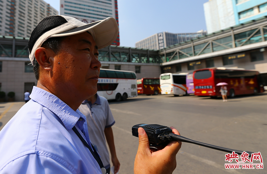 黑紅色的皮膚，是高溫戶外工作者最顯著的“標識”