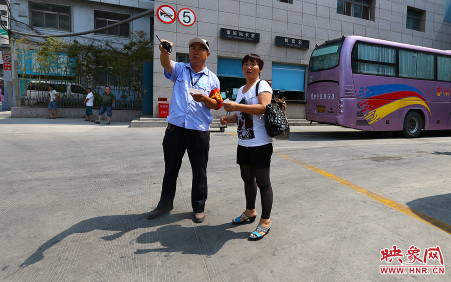 調度員不僅要保證車輛安全通暢，還肩負著疏導旅客的工作