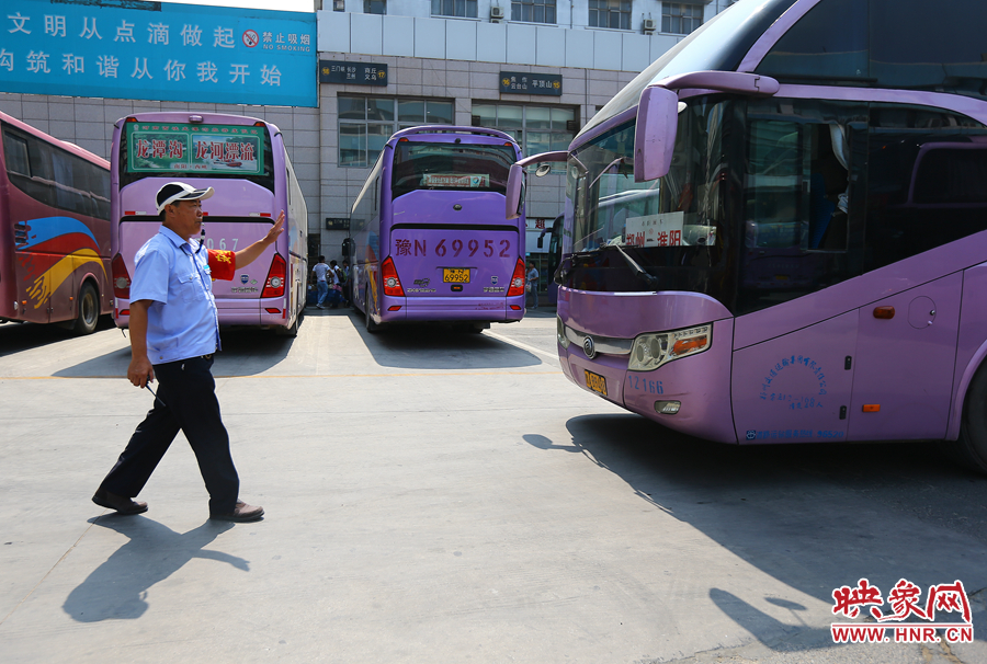 龐大的長途客車，在調度員的指揮下井井有條