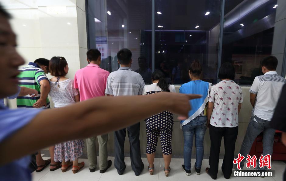 7月24日晚,南京警方將抓獲的以福建、江西、河南、湖北、黑龍江等多個外省市的涉及傳銷人員集中帶回。