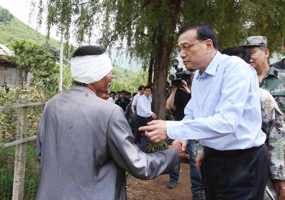 李克強(qiáng)總理察看震中災(zāi)情為生命讓路 李克強(qiáng)總理察看震中災(zāi)情為生命讓路