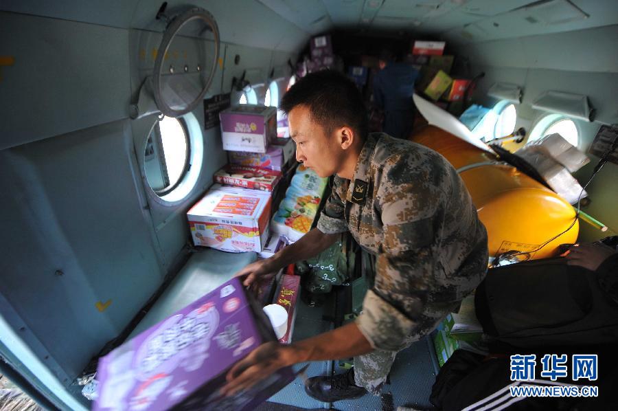  8月5日，在魯?shù)榭h龍頭山鎮(zhèn)，部隊官兵從直升機(jī)上卸載救災(zāi)物資。