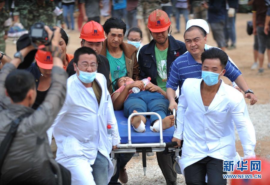 8月5日，在魯?shù)榭h龍頭山鎮(zhèn)，醫(yī)護(hù)人員準(zhǔn)備將傷員轉(zhuǎn)運到直升機(jī)。