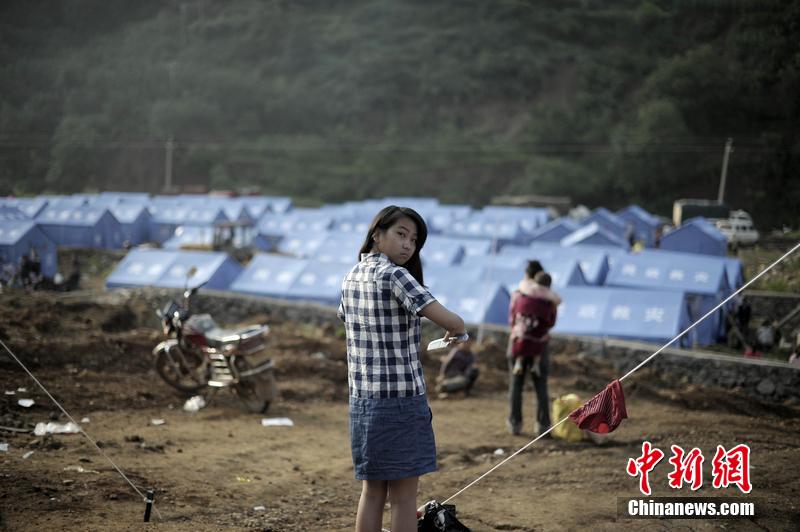 云南昭通龍頭山鎮(zhèn)受災(zāi)群眾安置點(diǎn)，上千災(zāi)民被安置在此，開(kāi)始新的生活。