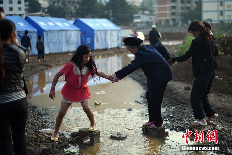 2014年8月6日，云南魯?shù)辇堫^山災(zāi)區(qū)，民眾暫居帳篷。