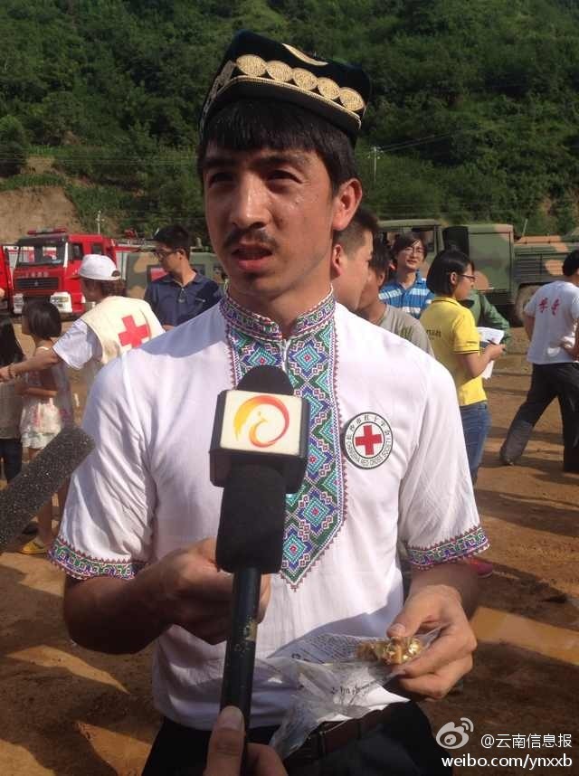 “切糕王子”阿迪力帶著他1萬斤的切糕自長沙抵達(dá)了龍頭山鎮(zhèn)。