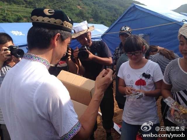 “切糕王子”阿迪力帶著重達(dá)5噸、價(jià)值50萬元的切糕于7日下午抵達(dá)魯?shù)榈卣鹫鹬旋堫^山鎮(zhèn)。