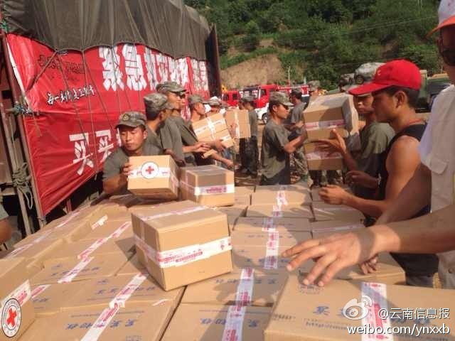 第14集團(tuán)軍官兵協(xié)助阿迪力將1100余箱切糕從貨車上卸下。