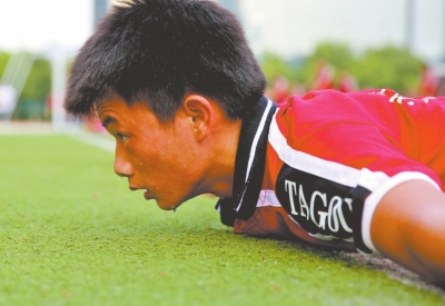 　南京天氣炎熱，地表溫度有時達到40℃以上，烈日下孩子們的衣服濕了又干、干了又濕。