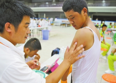 　南京天氣炎熱，地表溫度有時達到40℃以上，烈日下孩子們的衣服濕了又干、干了又濕。