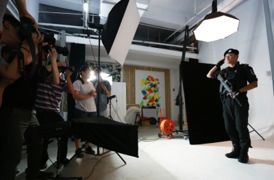 拍起大片來，特警也是一絲不茍。