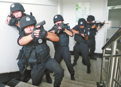 進入樓道后，特警開始地毯式搜索。