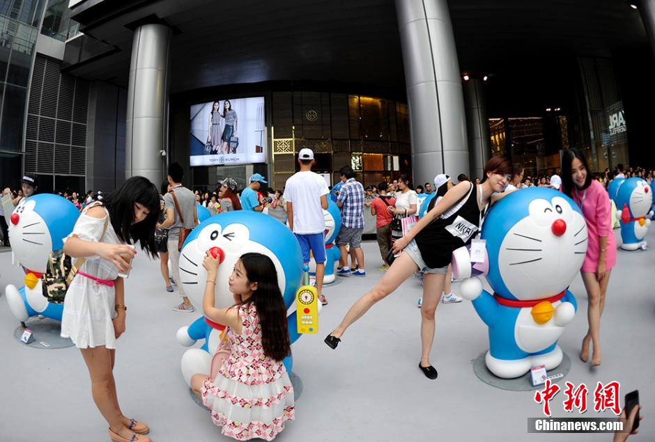 圖為成都民眾與哆啦A夢(mèng)合影留念。