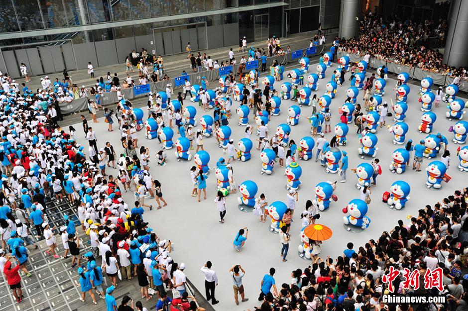 圖為成都民眾狂熱追捧哆啦A夢(mèng)。