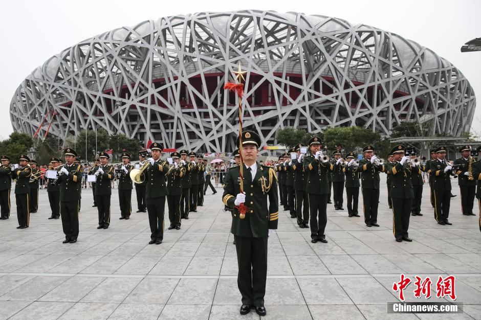 外國(guó)中央樂(lè)團(tuán)鳥(niǎo)巢前大跳《江南Style》