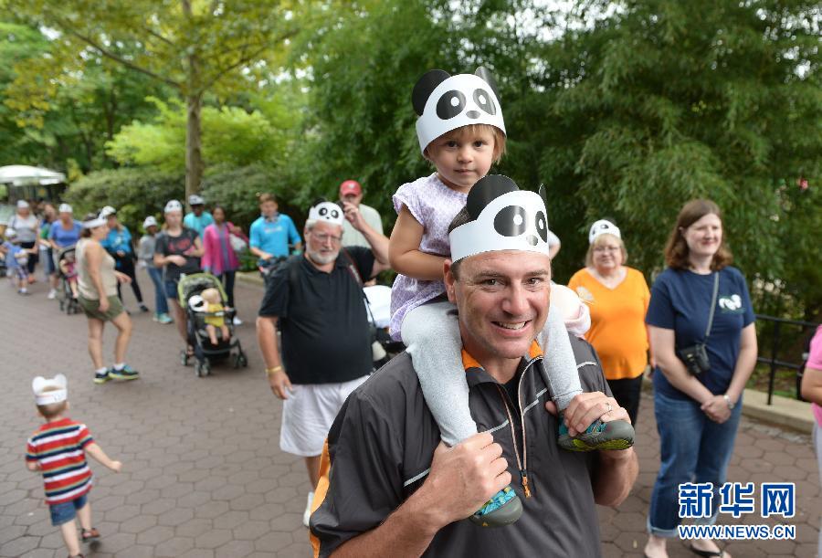 8月23日,在美國華盛頓的國家動物園,人們排隊(duì)參加大熊貓“寶寶”的慶生活動。