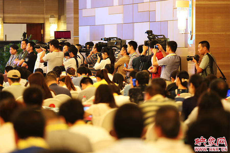 媒體聚焦嵩山論壇。