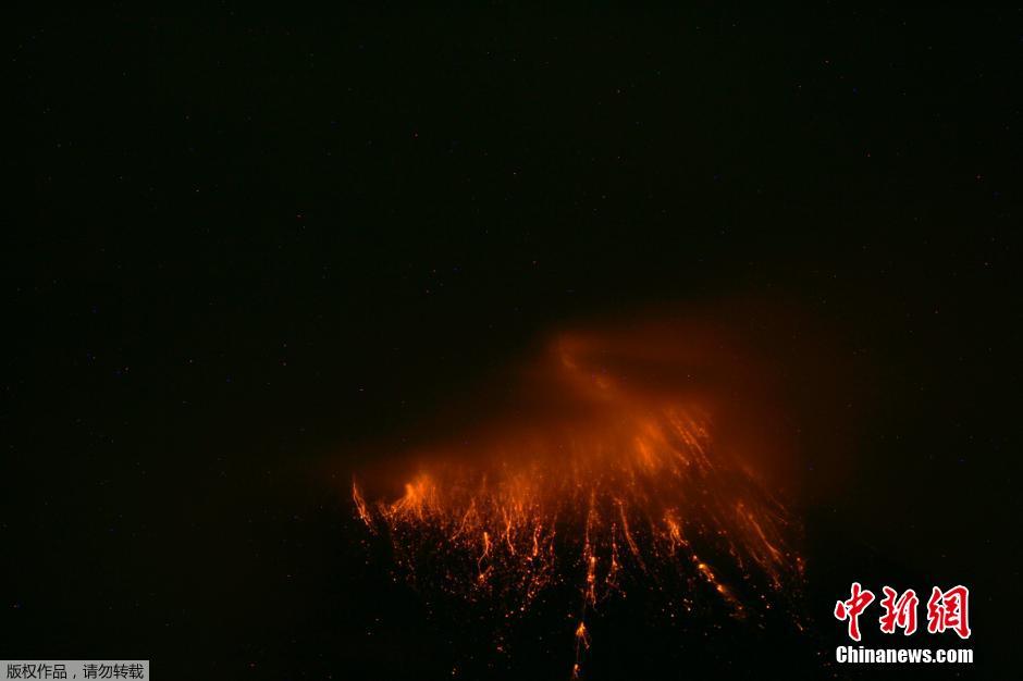 當?shù)貢r間8月24日，厄瓜多爾通古拉瓦火山噴發(fā)，熔巖噴出宛如末世。