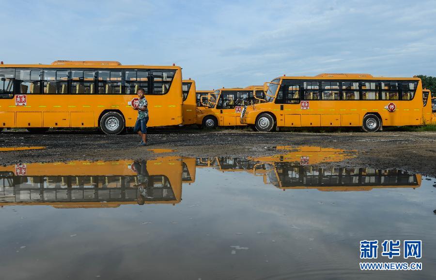 8月29日，溫嶺市城西街道芷勝莊村一名小男孩從閑置的校車邊走過。