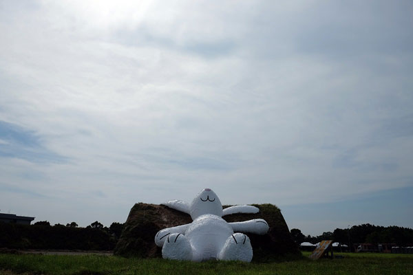 大黃鴨之父再出新作 25米大月兔迎中秋 大黃鴨之父再出新作 25米大月兔迎中秋