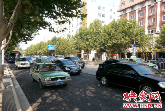 “無(wú)車(chē)日”仍有許多私家車(chē)主選擇開(kāi)車(chē)上路。