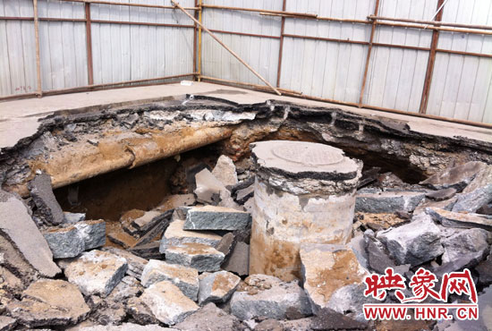 此次路面塌陷的直徑約為3米，深度有2米左右，坑內(nèi)布滿了碎石，路面下方20厘米左右。