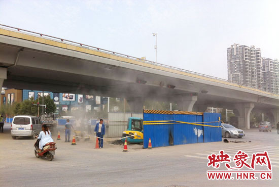 施工單位對(duì)塌陷處進(jìn)行路面切割，造成路面塵土飛揚(yáng)。