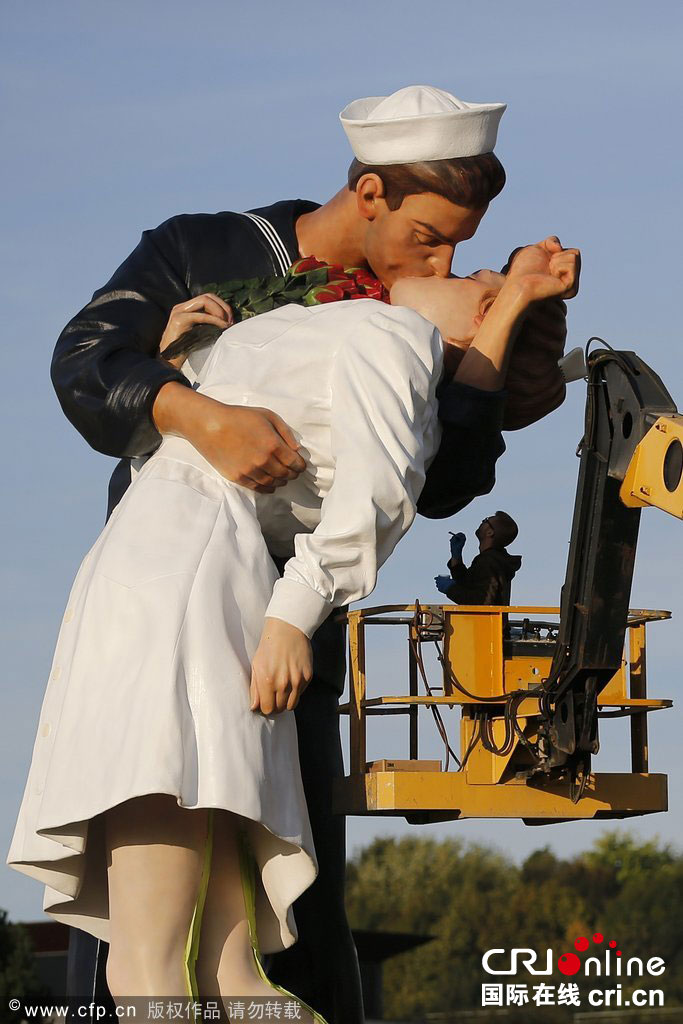 法國街頭布置“勝利之吻”雕塑 紀(jì)念二戰(zhàn)勝利 法國街頭布置“勝利之吻”雕塑 紀(jì)念二戰(zhàn)勝利