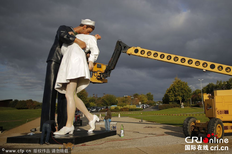 法國街頭布置“勝利之吻”雕塑 紀(jì)念二戰(zhàn)勝利 法國街頭布置“勝利之吻”雕塑 紀(jì)念二戰(zhàn)勝利