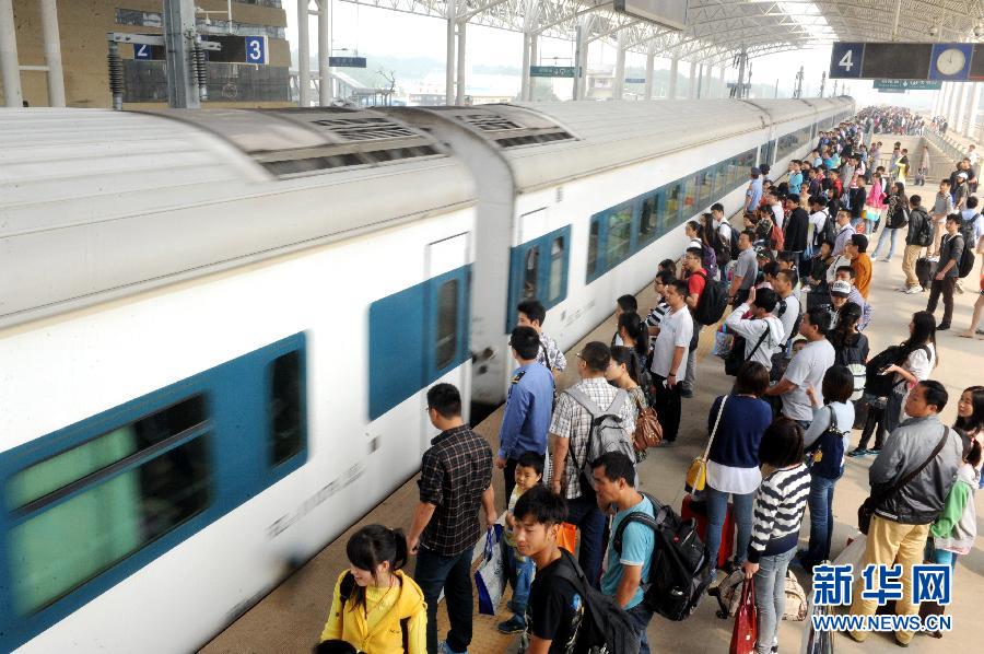 10月6日，在安徽銅陵火車站，大批旅客在站臺(tái)上等候乘車。