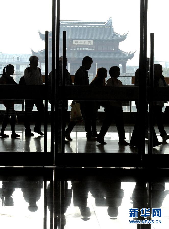 10月6日，旅客排隊(duì)進(jìn)入蘇州火車站二樓候車大廳。