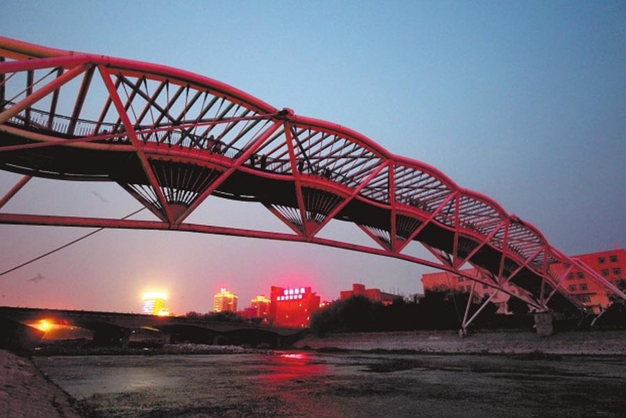 此前三座橋黑燈瞎火，許多人為此不敢從此過(guò)。