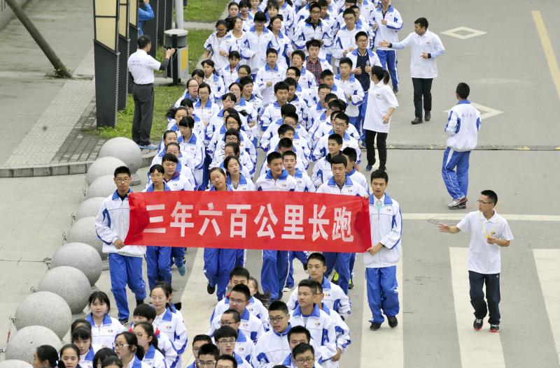 10月14日，成都七中萬達(dá)學(xué)校實(shí)行三年跑六百公里才能畢業(yè)，現(xiàn)場(chǎng)學(xué)生開始長跑。