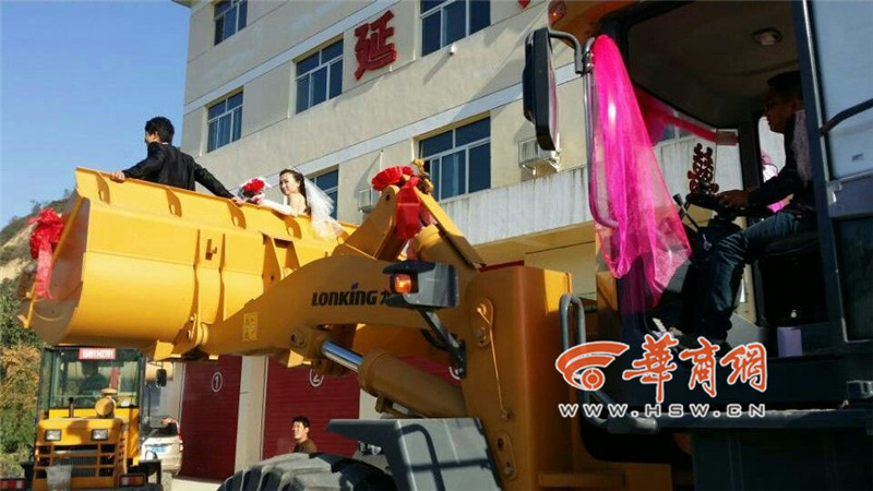 陜西小伙開8臺(tái)裝載機(jī)接新娘。